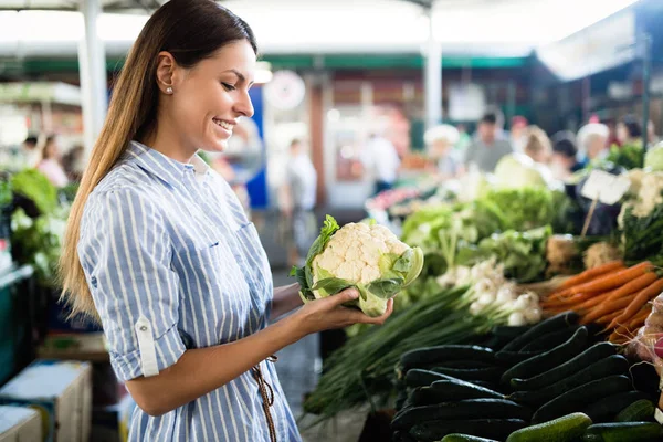 Imagem Uma Mulher Bonita Mercado Comprando Vegetais — Fotografia de Stock