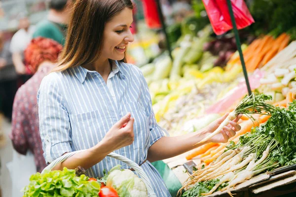 Jeune Belle Femme Faisant Shopping Sur Marché — Photo