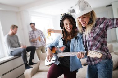 Gitar çalmak ve parti genç güzel mutlu dans eden kızlar