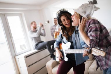 Gitar çalmak ve parti genç güzel mutlu dans eden kızlar