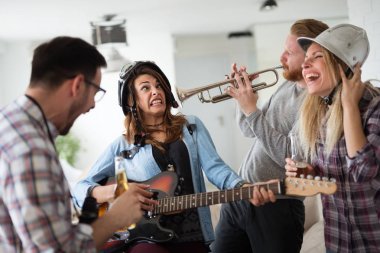 Gitar çalmak ve parti genç güzel mutlu dans eden kızlar