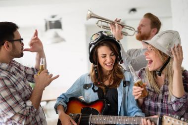 Gitar çalmak ve parti genç güzel mutlu dans eden kızlar