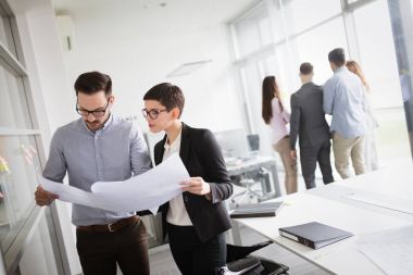 Ofiste iş proje üzerinde yaratıcı profesyonel iş adamları