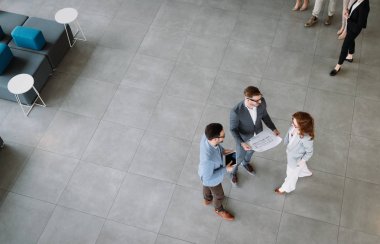 Modern ofisinde çalışan kurumsal teamworking arkadaşları