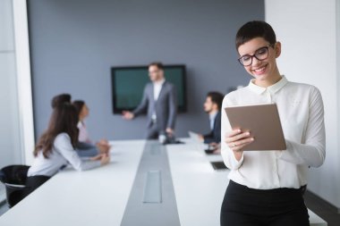 İş adamları konferansı ve toplantı modern ofiste olacak.