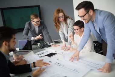 İş bürosunda çalışan iş adamlarının işbirliği ve analizi