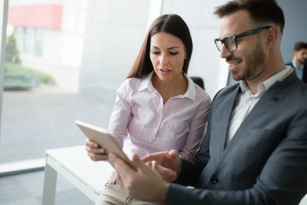 Compañeros Negocios Felices Oficina Moderna Usando Tableta — Foto de Stock