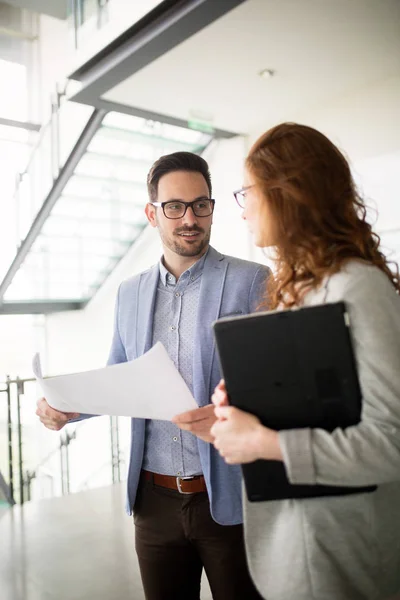 Modern Ofisinde Çalışan Kurumsal Teamworking Arkadaşları — Stok fotoğraf