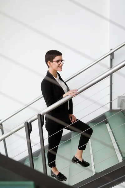 Porträt Einer Jungen Schönen Geschäftsfrau Mit Brille — Stockfoto