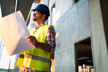 Resmi inşaat sitesi mühendis inşaat plan seyir