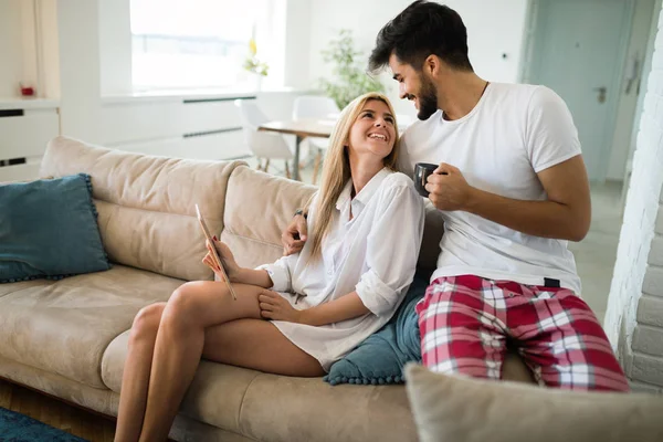 Unga Attraktiva Paret Spenderar Tid Tillsammans Hemma Med Hjälp Surfplatta — Stockfoto