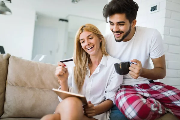 Leisurly Pareja Amor Compras Línea Utilizando Tableta —  Fotos de Stock