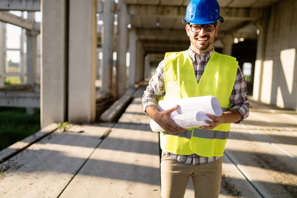 Arquitecto Seguro Sosteniendo Planos Enrollados Sitio Construcción — Foto de Stock