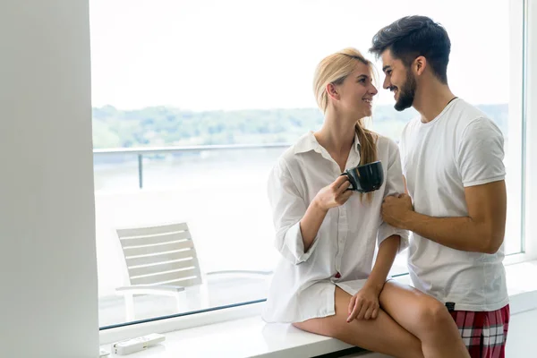 Schönes Junges Paar Trinkt Kaffee Schaut Einander Und Redet — Stockfoto