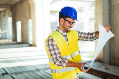 Resmi inşaat sitesi mühendis inşaat plan seyir