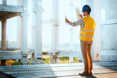 Resmi inşaat sitesi mühendis inşaat plan seyir