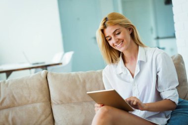 güzel genç kız dijital tablet kullanma