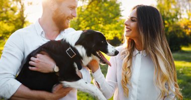 Romantik Çift yürüyen köpek