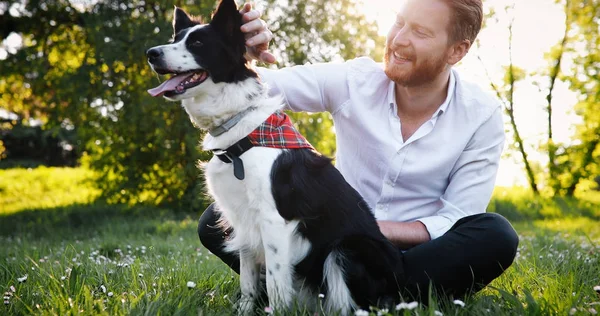 Man Har Roligt Och Leker Med Sin Hund Parken — Stockfoto