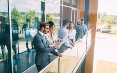 Genç çekici tasarımcılar iş planlarından bahsediyorlar.