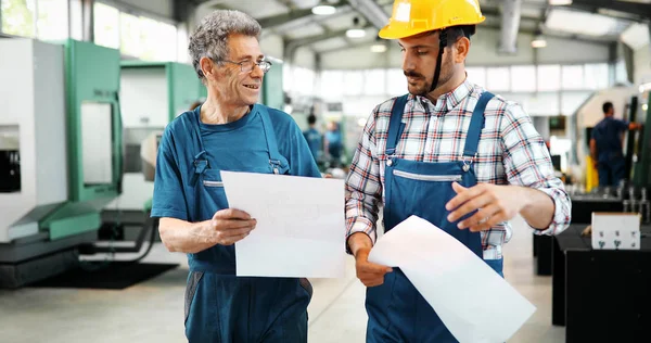 Team van ingenieurs discussie — Stockfoto