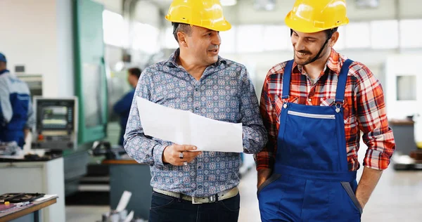 Porträt Eines Gut Aussehenden Ingenieurs Der Einer Metallfabrik Arbeitet — Stockfoto