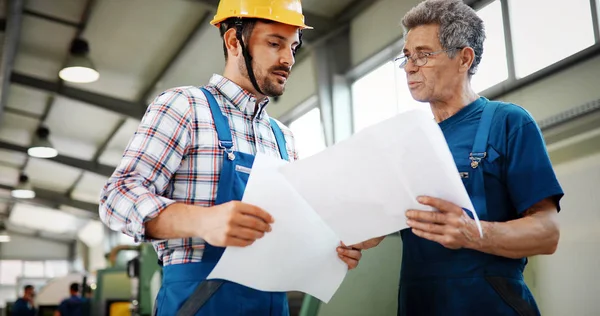 Equipo de ingenieros teniendo discusión — Foto de Stock