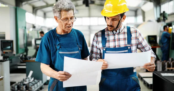 Equipo de ingenieros teniendo discusión — Foto de Stock