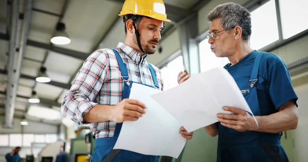 Team di ingegneri che hanno una discussione — Foto Stock