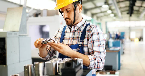 Operador Máquina Industrial Moderno Que Trabalha Fábrica Indústria Metal — Fotografia de Stock