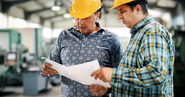 Team Engineers Having Discussion Metal Industries Factory — Stock Photo, Image