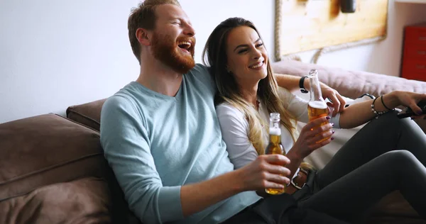 Couple Romantique Amoureux Boire Bière Ensemble Regarder Télévision — Photo