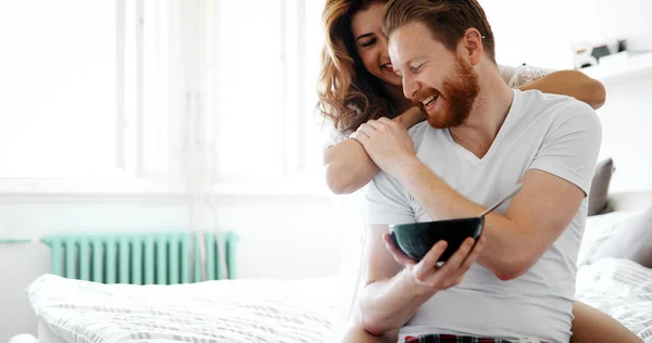 Casal Feliz Casal Apaixonado Sendo Romântico Cama Partilha Cereais — Fotografia de Stock