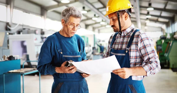 Team Engineers Having Discussion Metal Factory — Stock Photo, Image