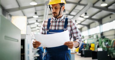Demir çelik metal sanayi fabrikasında çalışan bir yakışıklı mühendisi portresi