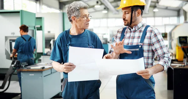 Team Van Ingenieurs Met Discussie Metaal Fabriek — Stockfoto