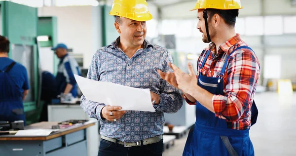 Equipe Dos Coordenadores Que Têm Discussão Fábrica Das Indústrias Metal — Fotografia de Stock