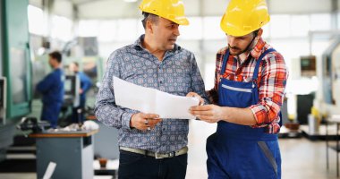 Fabrikada çalışmanın mekanik ve metal sanayi mühendisleri