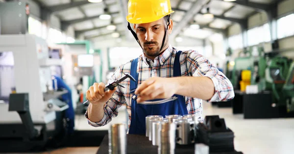 金属産業工場の男性労働者と品質管理検査 — ストック写真