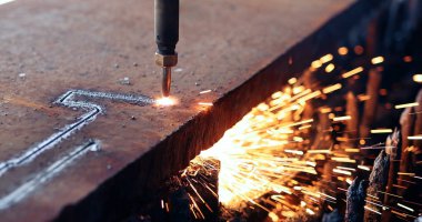 Oksijen meşale sac keser. CNC gaz kesme makinesi. Parlak metal erime kıvılcım