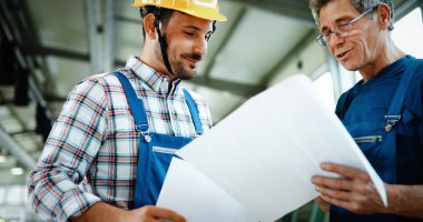 Grup tartışma Metal Sanayi fabrikasında mühendis