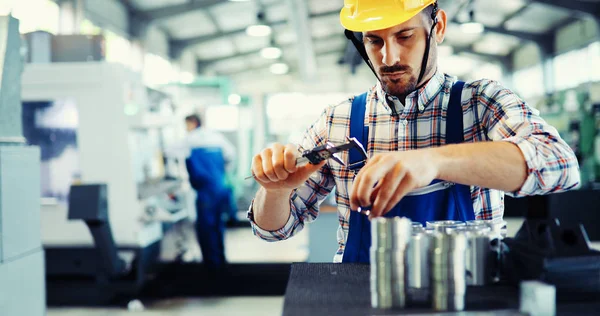 Inspection Des Travailleurs Masculins Contrôle Qualité Dans Usine Métallurgique — Photo