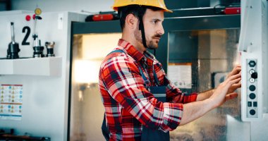 Demir Çelik Metal Sanayi fabrikasında çalışmaya modern sanayi makinesi operatörü