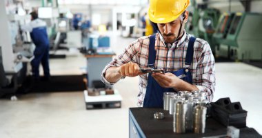 Demir Çelik Metal Sanayi fabrikasında çalışmaya modern sanayi makinesi operatörü