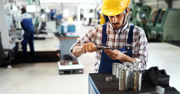 Operador Máquina Industrial Moderno Que Trabalha Fábrica Indústria Metal — Fotografia de Stock