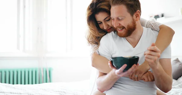 Jovem Casal Atraente Tomando Café Manhã Juntos Cama — Fotografia de Stock