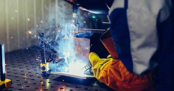 Worker Welds Factory Working Metal Industry — Stock Photo, Image