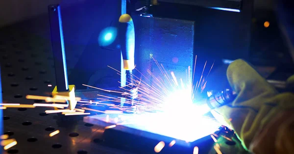 Worker Welds Factory Working Metal Industry — Stock Photo, Image