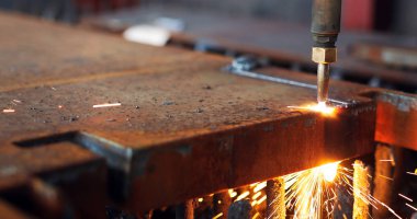 Oksijen meşale sac keser. CNC gaz kesme makinesi. Parlak metal erime kıvılcım