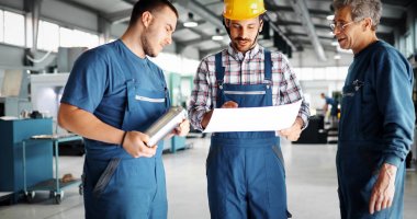 Öğretim bilgisayarlı Çıraklar için kullanım cnc metal işleme makineleri fabrikasında mühendis